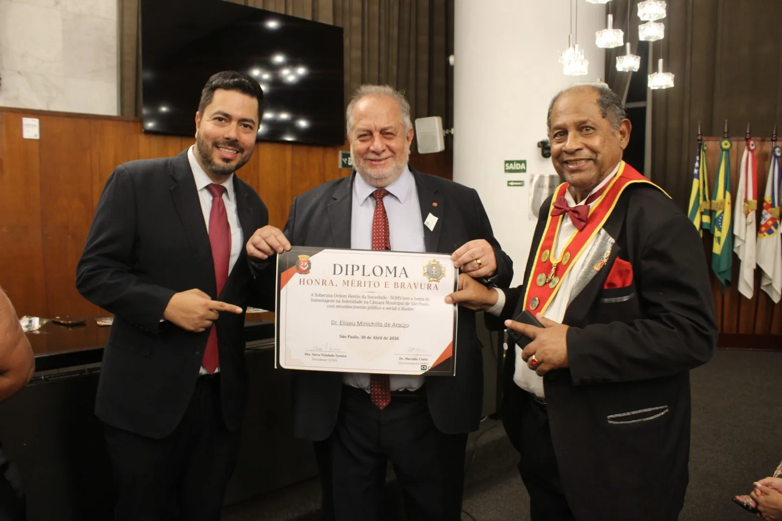 Dr. Eliseu Minichillo de Araújo recebe o Diploma Honra, Mérito e Bravura
